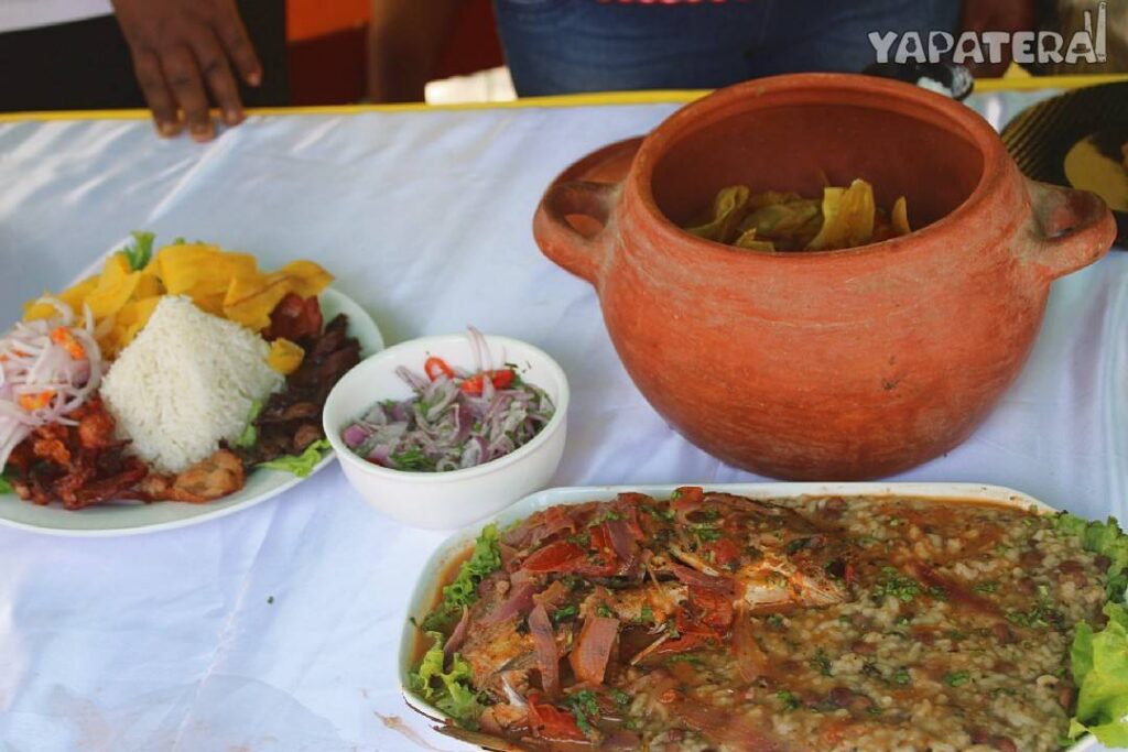 CH2 chancho frito con chifles y arroz ceviche de caballa y atamalao con cabrilla