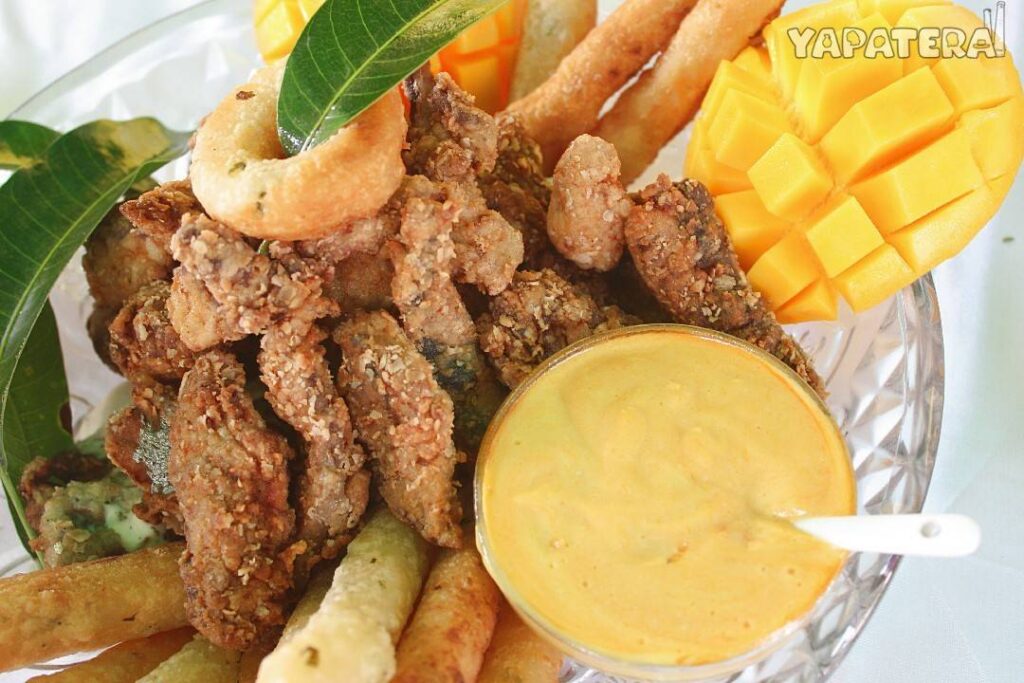 CHI1 chicharron de jurel con palitos de yuca y salsa de mango