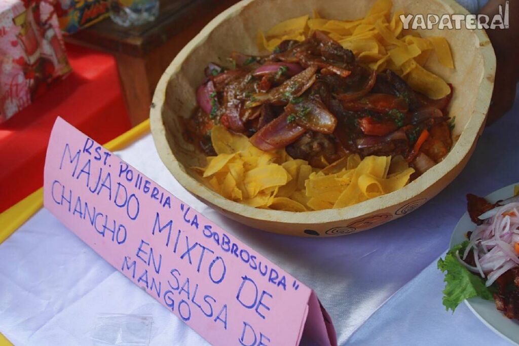 MAJ2 majado mixto con chancho y salsa de mango