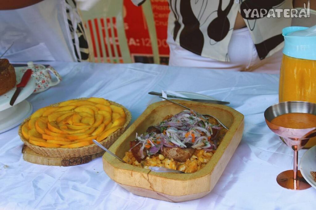 MAJ3 majao de yuca con chancho frito y sarza criolla y pie de mango y coctel de mango
