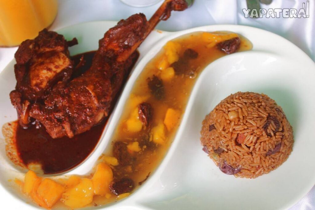 PAV3 Pavo Hornado con salsa de mango y arroz relleno