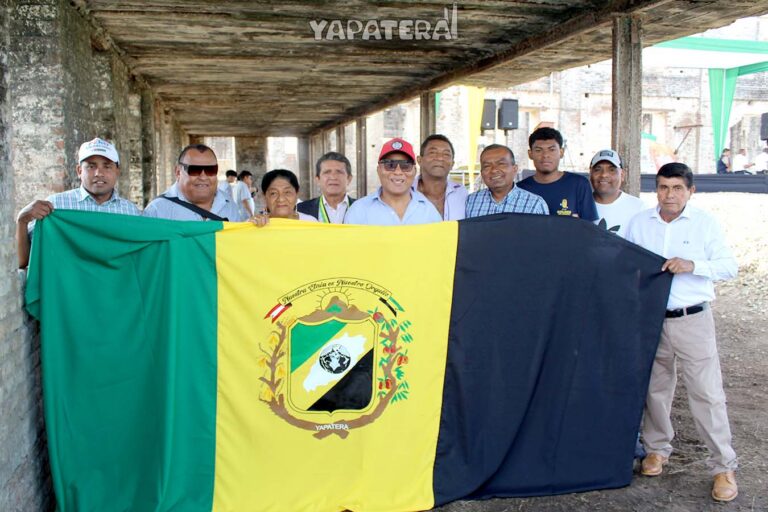 R1 bandera yapatera y pobladores representantes y autoridades locales