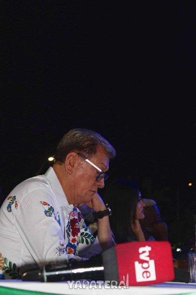 VI10 artista como jurado de reinado en festival del mango