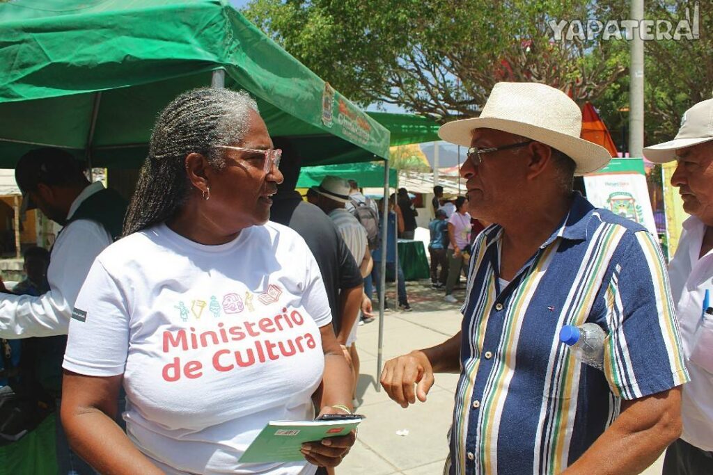 VI7 Susana Matutedirectora de drección politicas publicas afroperuanos de visita con Yudri Gonzales poblador local