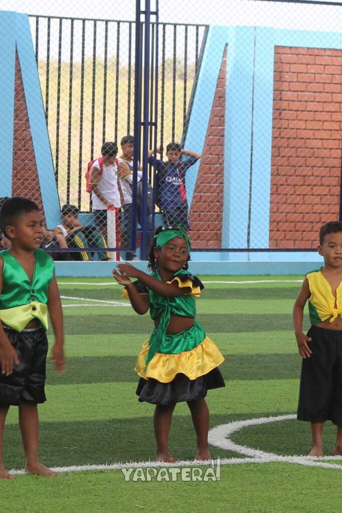niños de educación inicial bailando festejo con traje de los colores de la bandera yapaterana