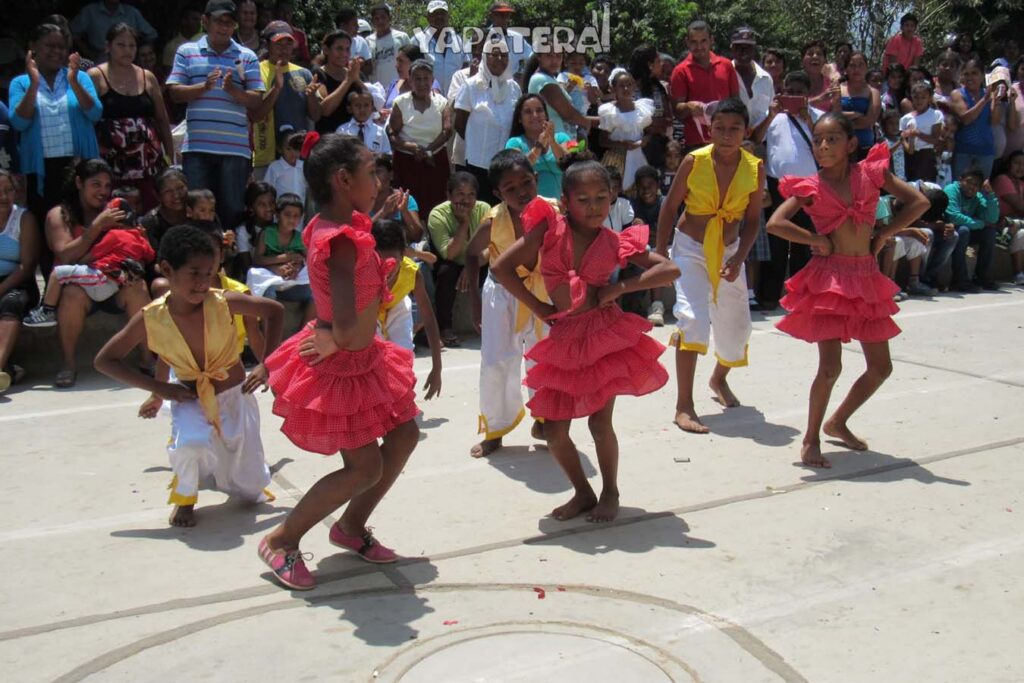 niños de primaria bailandoe festejo por Fedima Ortega